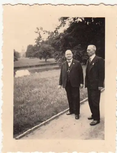 (F21405) Orig. Foto Männer spazieren in einem Park in Berlin 1938