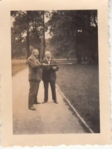 (F21403) Orig. Foto Männer spazieren in einem Park in Berlin 1938