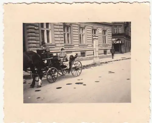 (F21399) Orig. Foto Pferdekutsche vor Gebäude, Fahrt ab Natters 1938