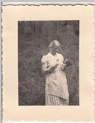 (F21395) Orig. Foto Frau pflückt Blumen 1938