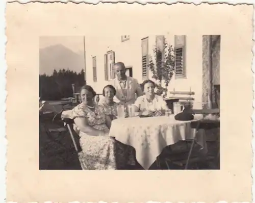 (F21394) Orig. Foto Gschnitz, Personen am Gschnitzerhof 1938