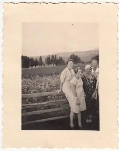 (F21392) Orig. Foto Personen am Weidezaun, beim Gasthof Schupfen 1938