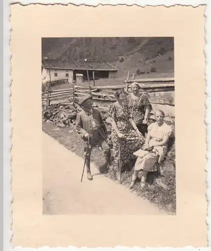 (F21390) Orig. Foto Personen am Wegesrand, Gschnitzer Tal 1938