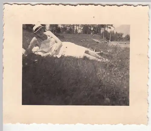 (F21388) Orig. Foto Natters, Frau auf Wiese am Nattersee 1938