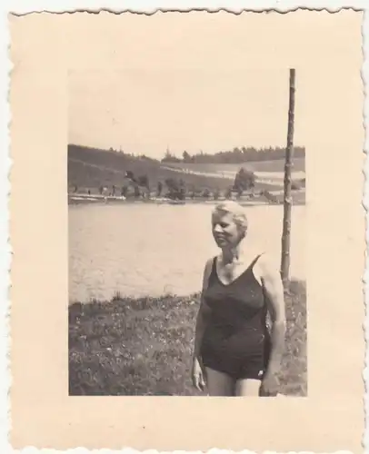 (F21386) Orig. Foto Natters, Frau am Nattersee 1938