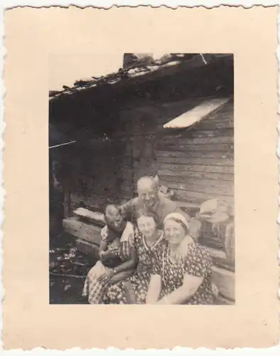 (F21379) Orig. Foto Personen an Holzhütte, im Gschnitzer Tal 1938