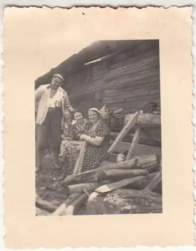 (F21376) Orig. Foto Personen an Holzhütte, im Gschnitzer Tal 1938