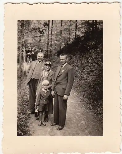 (F21371) Orig. Foto Personen, Wanderung Spaziergang im Wald 1938