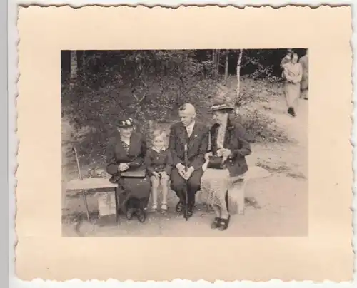 (F21368) Orig. Foto Personen auf einer Bank, Wanderung Windberg 1938