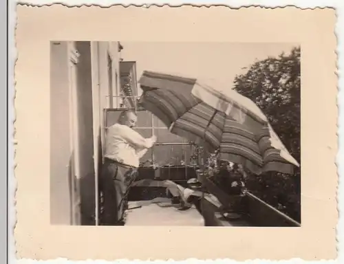 (F21362) Orig. Foto Herr auf dem Balkon, Sonnenschirm 1938