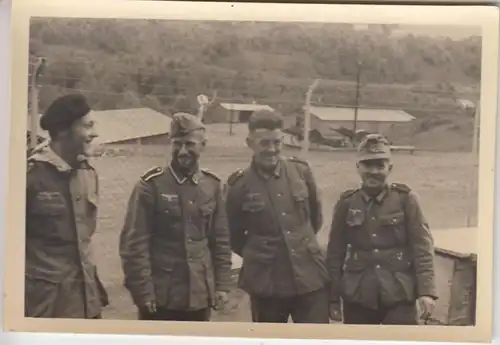 (F2136) Orig. Foto 2.WK, Wehrmacht-Soldaten m. 3 versch. Kopfbedeckungen