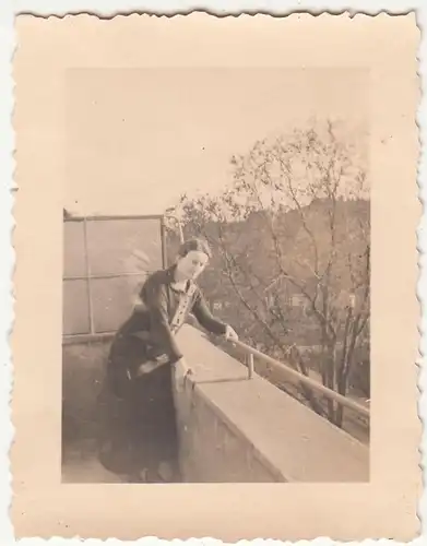 (F21350) Orig. Foto Frau auf dem Balkon 1938