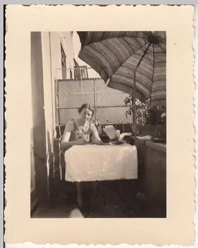 (F21349) Orig. Foto Frau am Tisch auf dem Balkon, Sonnenschirm 1938