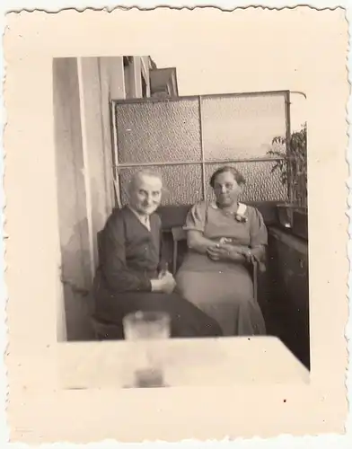 (F21348) Orig. Foto Personen auf dem Balkon 1938