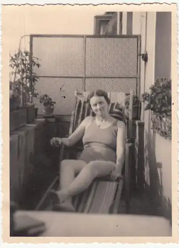 (F21347) Orig. Foto Frau liegt auf dem Balkon, Liegestuhl 1938