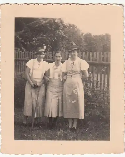 (F21338) Orig. Foto 3 junge Damen im Garten 1930er