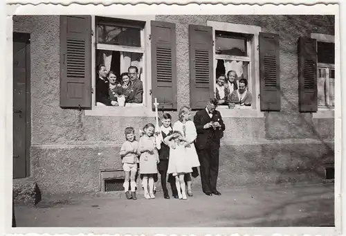 (F21336) Orig. Foto Personen am Haus, schauen aus Fenster 1930er