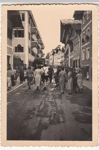 (F21335) Orig. Foto Personen laufen auf nasser Straße, 1930er