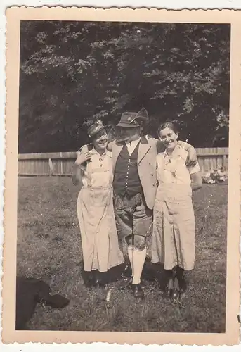 (F21331) Orig. Foto Herr auf Wiese mit 2 Damen 1930er