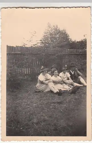 (F21330) Orig. Foto Personen sitzen auf einer Wiese 1930er