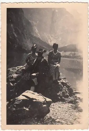 (F21328) Orig. Foto Königssee, Personen an einem Felsen 1930er