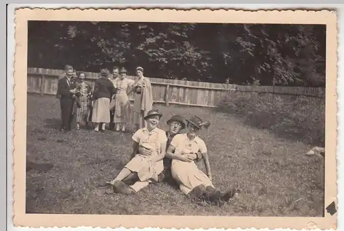 (F21324) Orig. Foto Herr auf Wiese mit 2 Damen 1930er