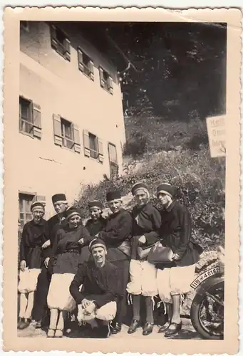 (F21327) Orig. Foto Personen auf Parkplatz Besucherbergwerk 1930er, Motorrad