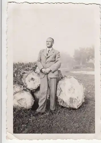 (F21326) Orig. Foto Herr an liegenden Baumstämmen 1930er