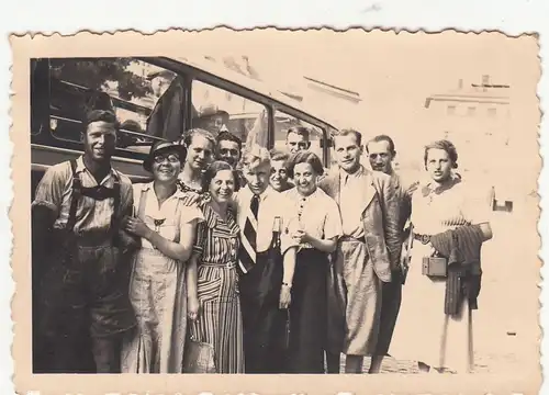 (F21323) Orig. Foto Personen an einem Omnibus 1930er