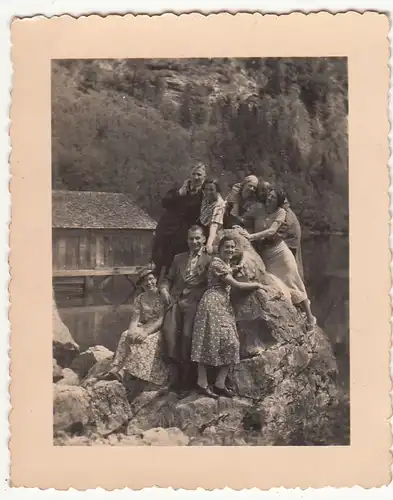 (F21321) Orig. Foto Königssee, Personen posieren an einem Felsen 1930er