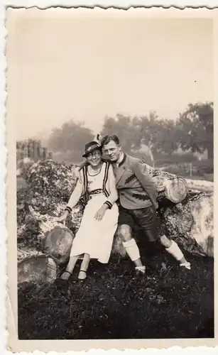 (F21320) Orig. Foto Herr u. Dame posieren an liegenden Baumstämmen 1930er