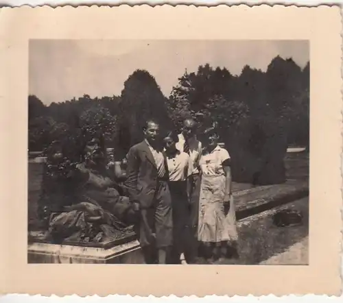 (F21319) Orig. Foto Personen in einem Park, an einer Skulptur 1930er