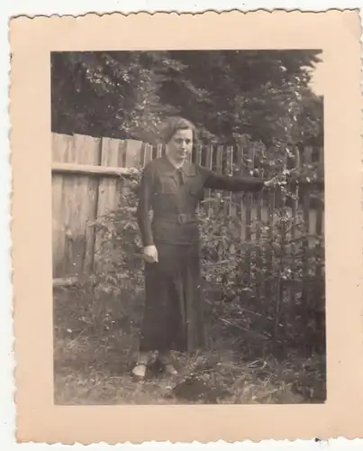 (F21318) Orig. Foto junge Frau steht am Gartenzaun 1930er