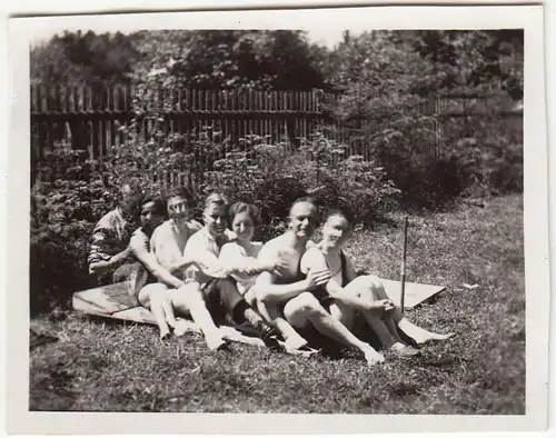 (F21314) Orig. Foto Personen sitzen hintereinander auf Wiese 1930er