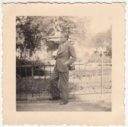 (F21312) Orig. Foto Mann im Park vor einem Brunnen 1930er