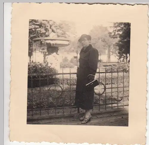 (F21311) Orig. Foto Frau im Park vor einem Brunnen 1930er