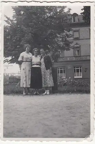 (F21308) Orig. Foto Ettlingen, Damen vor Haus i. Thibautstraße, E-Lok 1930er