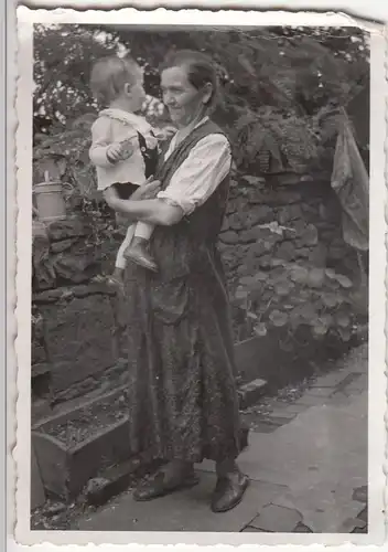 (F21306) Orig. Foto Frau m. Kleinkind a. Arm im Garten 1930er