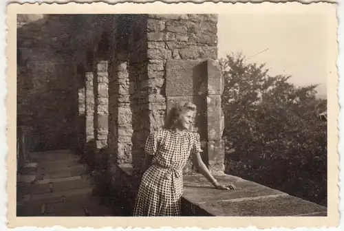 (F21305) Orig. Foto junge Frau in einer Ruine 1930er