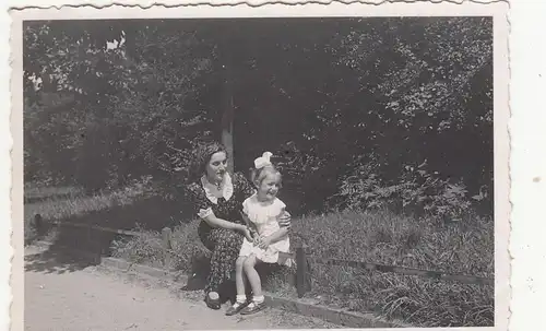 (F21303) Orig. Foto Frau u. kleines Mädchen sitzt auf kl. Geländer 1930er