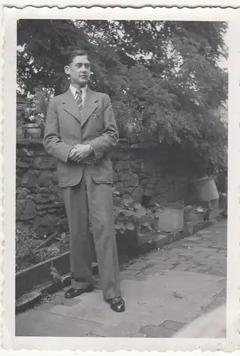 (F21301) Orig. Foto junger Mann im Garten an einer Mauer 1930er