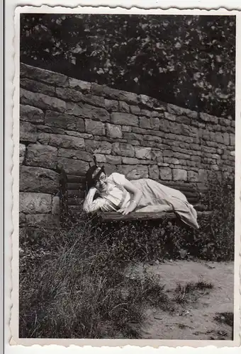 (F21300) Orig. Foto Frau liegt auf Bank an einer Mauer 1930er