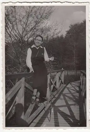 (F21299) Orig. Foto Frau auf Holzgeländer einer kleinen Brücke 1930er