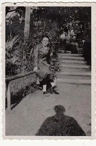 (F21296) Orig. Foto Frau sitzt auf Geländer bei einem Gartenlokal 1930er
