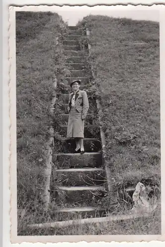 (F21294) Orig. Foto Frau steht auf einer Treppe im Freien 1930er