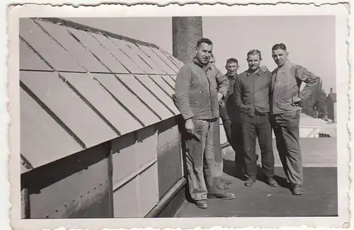 (F21293) Orig. Foto Männer, Arbeiter auf einem Fabrikdach 1930er