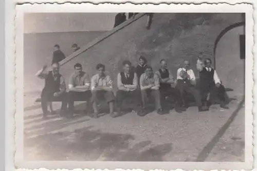 (F21292) Orig. Foto Männer sitzen auf einer langen Bank 1937 >Nach d. Tauziehen