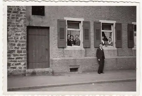 (F21289) Orig. Foto Personen am Fenster eines Hauses, Fensterläden 1930er