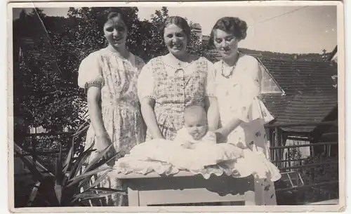 (F21288) Orig. Foto 3 junge Damen mit Kleinkind auf dem Balkon 1930er