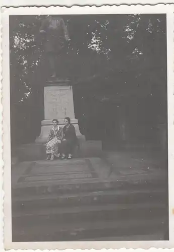 (F21284) Orig. Foto Karlsruhe, Frauen am Denkmal Prinz Wilhelm von Baden 1930er